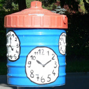 Hydrant mit aufgemalten Uhren
